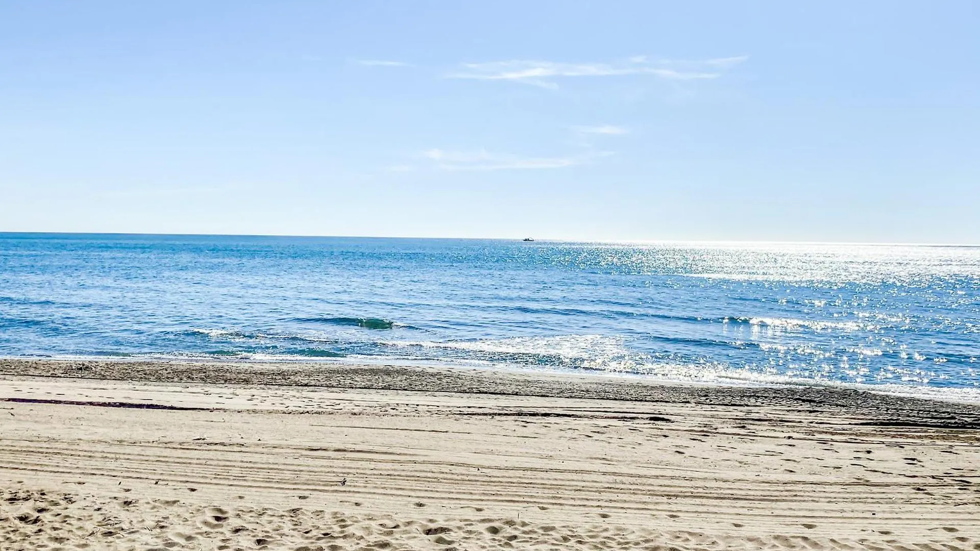 Apartamento Roca Chica - Parking - Frente Playa - Terraza - Wifi - Bajondillo y Carihuela Torremolinos