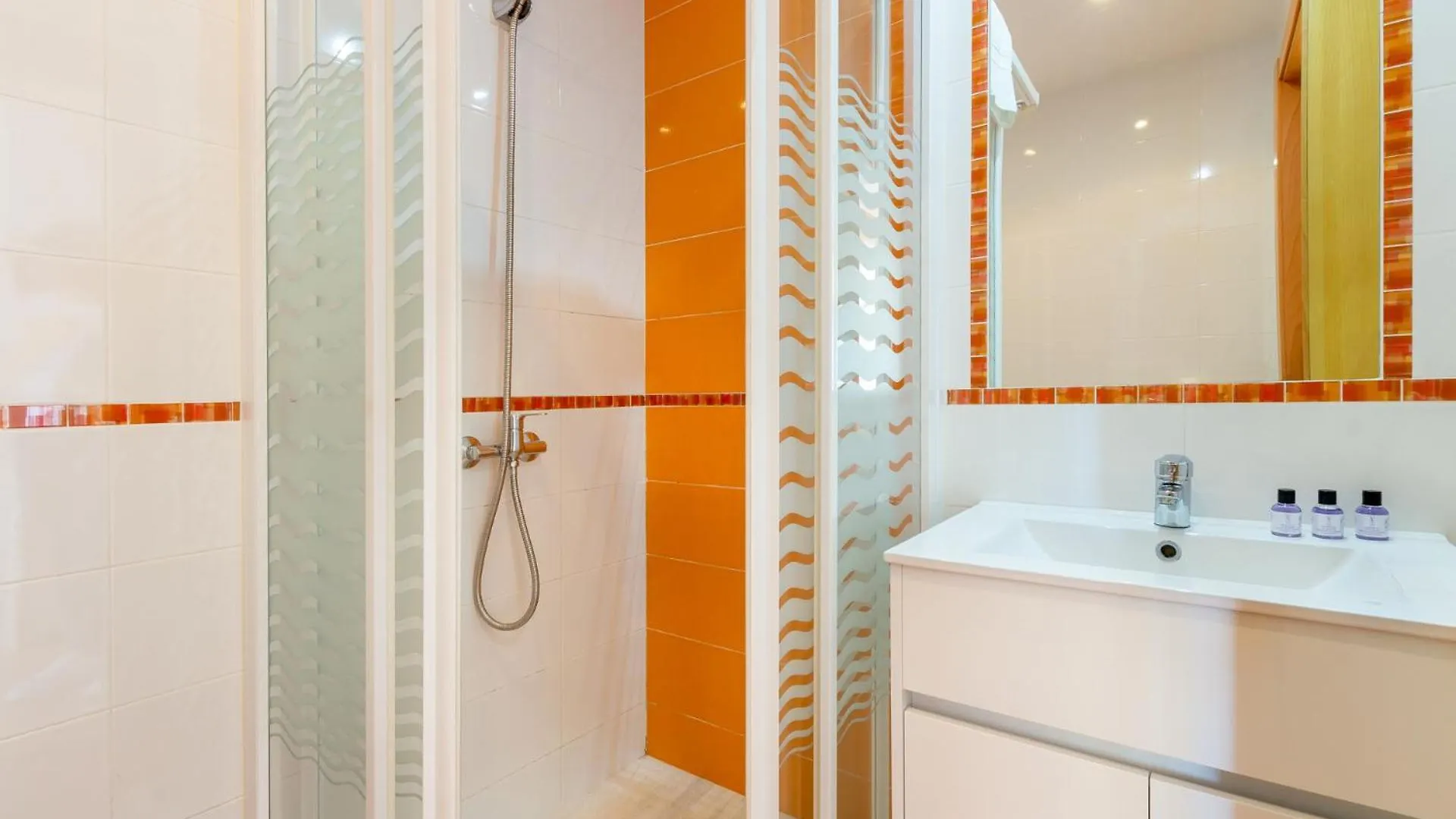 Apartamento Roca Chica - Parking - Frente Playa - Terraza - Wifi - Bajondillo y Carihuela Torremolinos