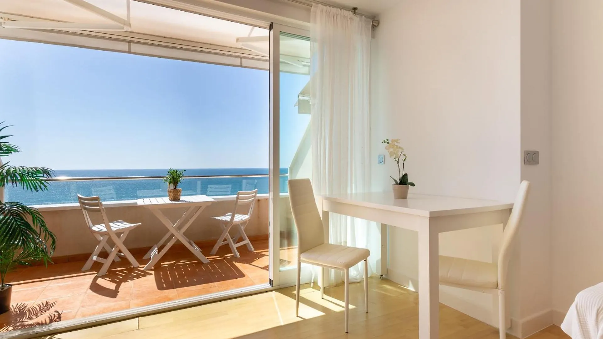 Apartamento Roca Chica - Parking - Frente Playa - Terraza - Wifi - Bajondillo y Carihuela Torremolinos