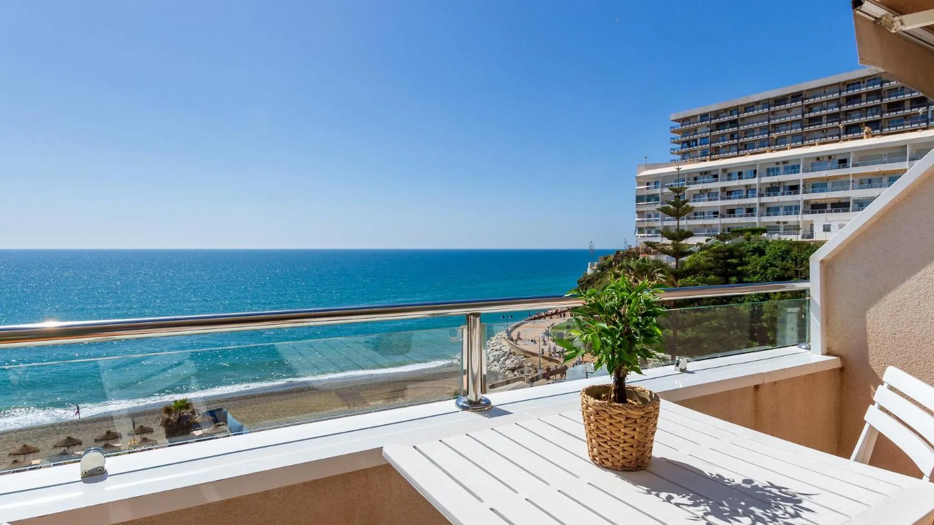 Apartamento Roca Chica - Parking - Frente Playa - Terraza - Wifi - Bajondillo y Carihuela Torremolinos